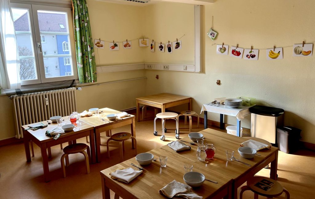 Villa Kunterbunt: ein Essraum mit zwei großen gedeckten Tischen