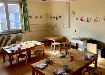 Villa Kunterbunt: ein Essraum mit zwei großen gedeckten Tischen