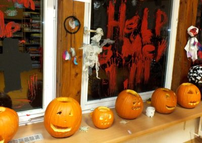 Halloweendeko mit Kürbislaternen und Fensterbemalung