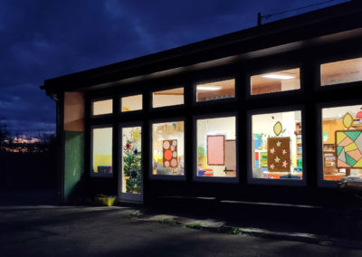 Das Kinderhaus mit erleuchteten Fenstern in der Dunkelheit